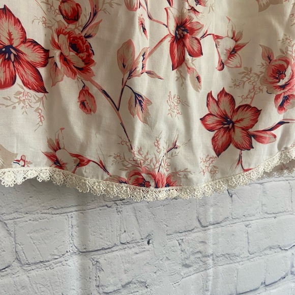 I Jeans by Buffalo off the shoulder white and red floral top with lace trim - Picture 3 of 6